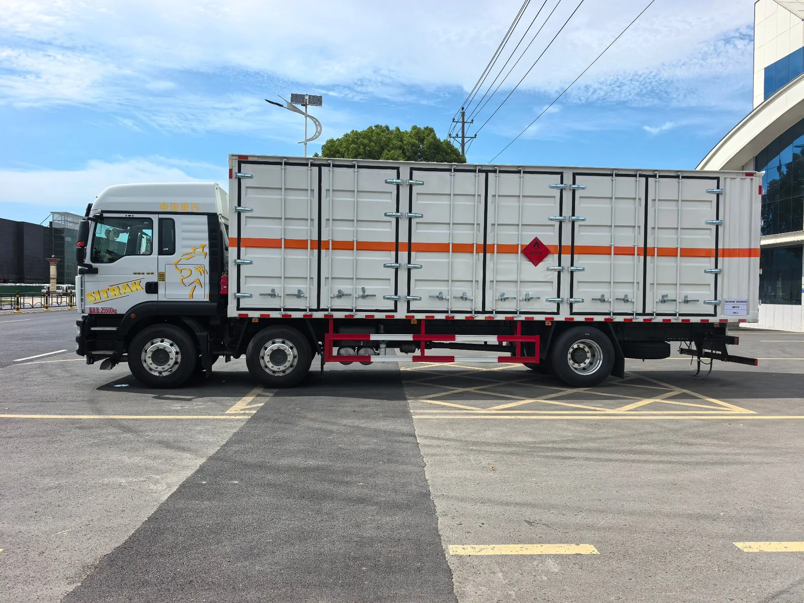 重汽汕德卡G5S危险品厢式运输车 左侧正侧实拍 金狮涂装驾驶室+多扇对开门厢体