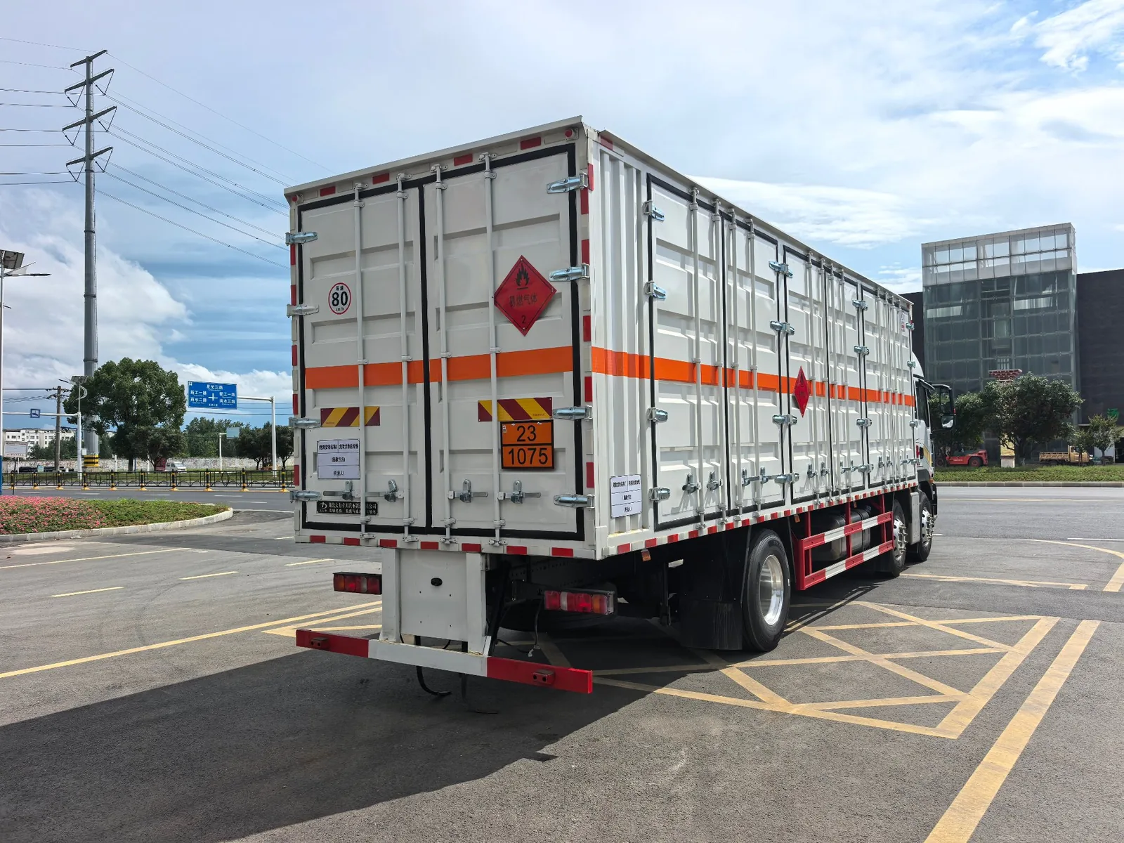 重汽汕德卡G5S危险品厢式运输车 左后45度实拍 后双开门+易燃气体菱形标+危险品牌