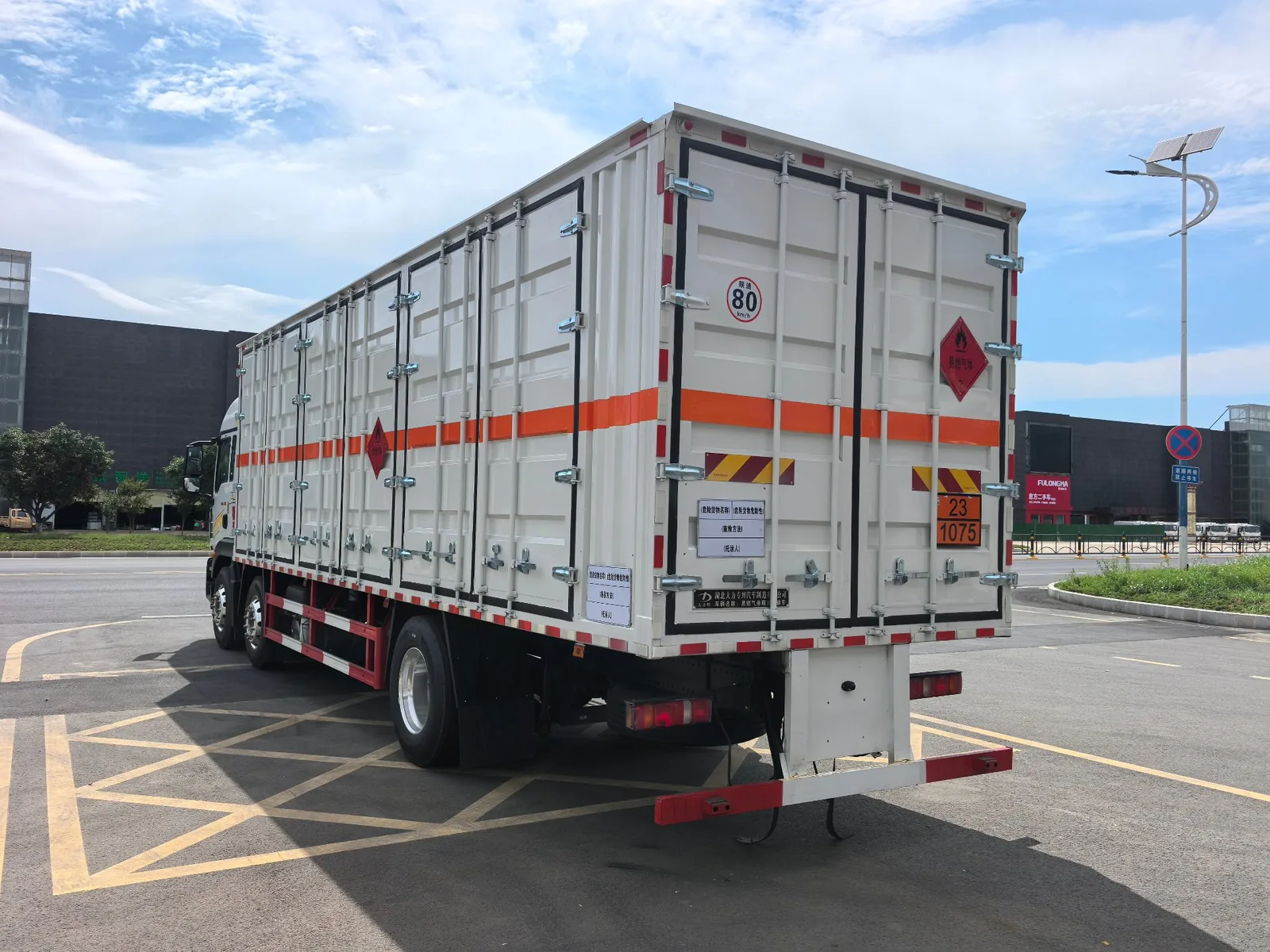 重汽汕德卡G5S危险品厢式运输车 右后45度实拍 后双开门+橙色反光带+尾部反光标识